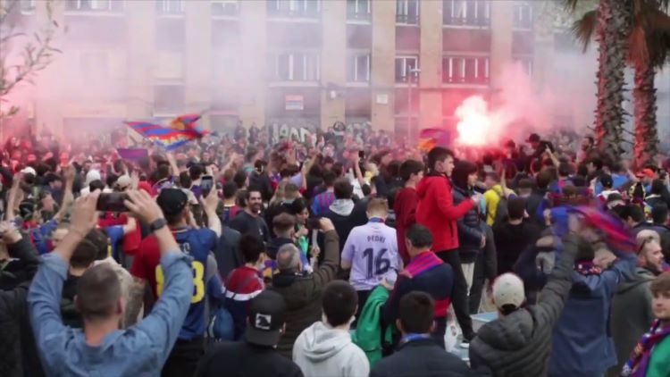 Several FC Barcelona fans demonstrating against Eintracht Frankfurt fans in the Catalan Capital on April 14, 2022 (Screenshot of a video shared by Mossos d'Esquadra)
